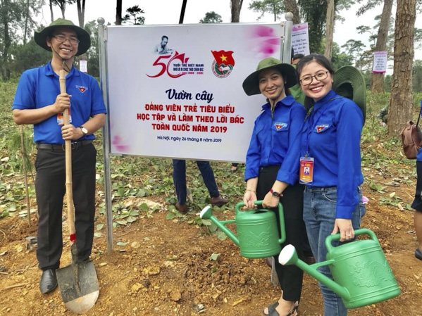 Chị Bùi Thị Kim Dung (giữa) là 1 trong 6 đại diện của tỉnh BR-VT tham gia chương trình gặp gỡ  “500 đảng viên trẻ tiêu biểu học tập và làm theo lời Bác” toàn quốc năm 2019. 