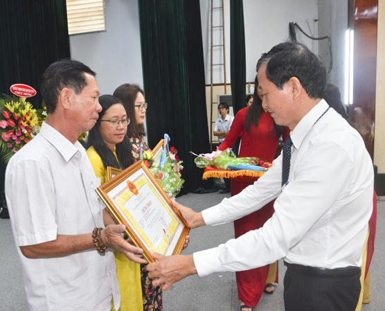 Ông Lương Trí Tiên, Ủy viên Ban Thường vụ Tỉnh ủy, Trưởng Ban Nội chính Tỉnh ủy trao giải cho các tác giả đạt giải B Giải báo chí viết về đề tài Thương mại - Du lịch lần thứ 17. Ảnh: MINH NHÂN