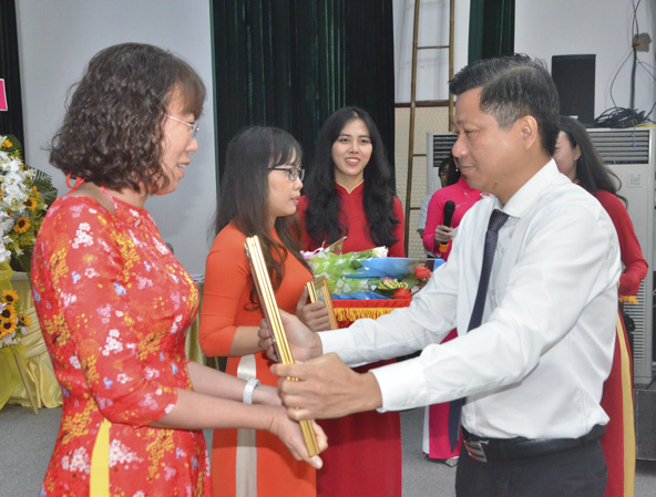 Ông Trần Văn Tuấn, Phó Chủ tịch UBND tỉnh trao giải cho các tác giả đạt giải A Giải báo chí viết về đề tài  Thương mại - Du lịch lần thứ 17. Ảnh: MINH NHÂN