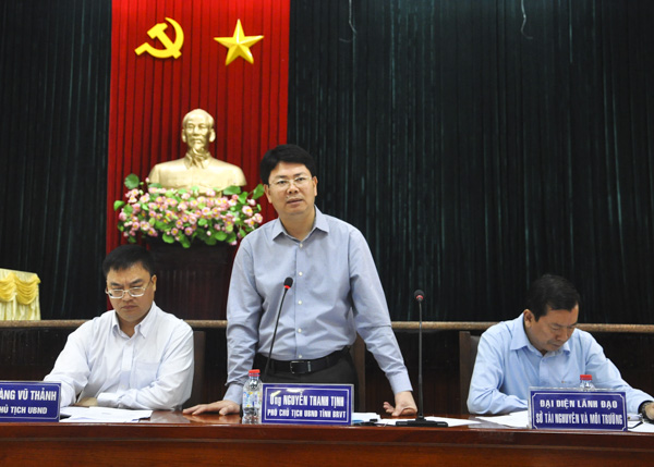 Ông Nguyễn Thanh Tịnh, Phó Chủ tịch UBND tỉnh chủ trì buổi đối thoại với gần 200 hộ dân có đất bị thu hồi thuộc dự án Tổ hợp hóa dầu miền Nam tại xã Long Sơn, TP.Vũng Tàu, ngày sáng 10-1-2018.  Ảnh: TRẦN TRÀ