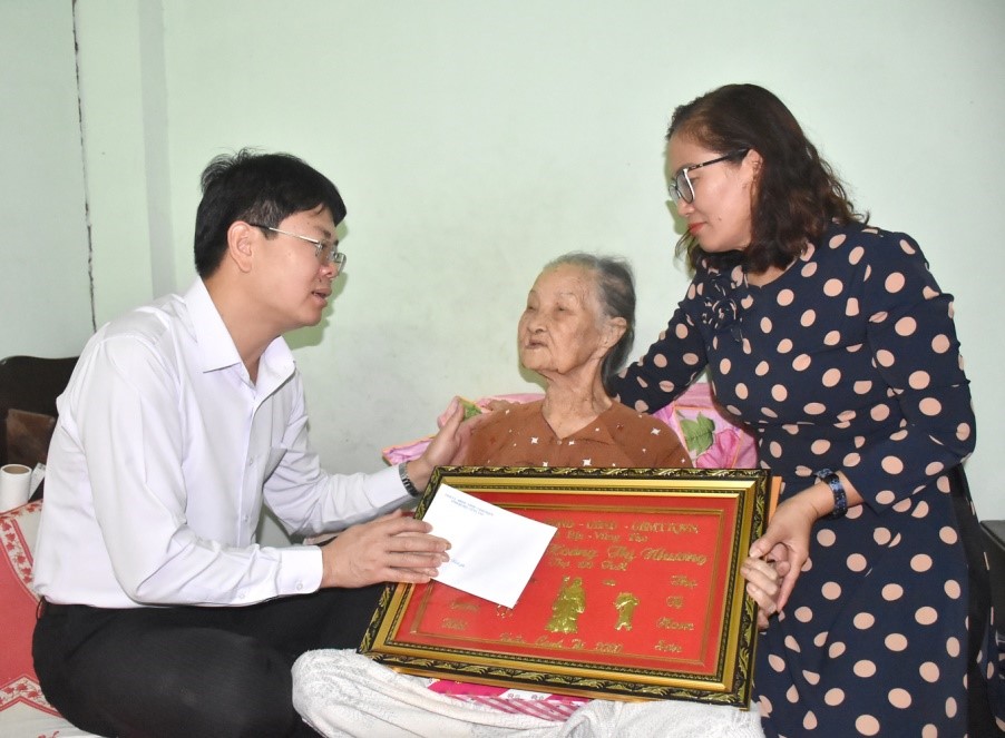 Ông Nguyễn Thanh Tịnh, Phó Chủ tịch UBND tỉnh Bà Rịa-Vũng Tàu thăm hỏi, trao quà cho cụ Hoàng Thị Nhương (SN 1920, ở 180/3/15 Nguyễn An Ninh, phường 7, TP. Vũng Tàu) trong dịp Tết Nguyên đán Canh Tý 2020. Ảnh: THÀNH HUY