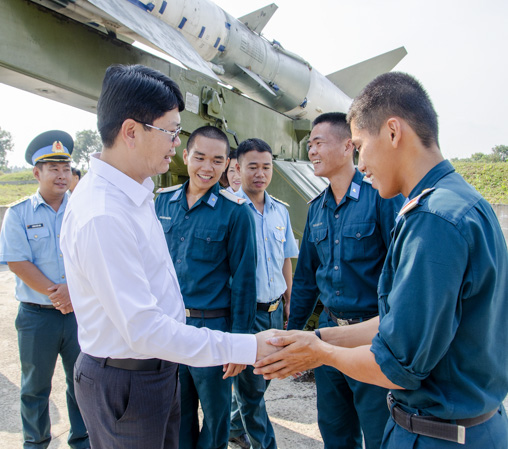 Ông Nguyễn Thanh Tịnh, Phó Chủ tịch UBND tỉnh thăm hỏi, động viên cán bộ, chiến sĩ Tiểu đoàn Tên lửa D59 (đóng chân trên địa bàn xã Láng Dài, huyện Đất Đỏ) nhân kỷ niệm 74 năm Ngày thành lập Quân đội nhân dân Việt Nam (22/12/1944 - 22/12/2018). Ảnh: MẠNH THẮNG