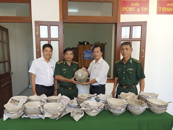 Đại diện Sở Văn hóa Thể thao, Hải đoàn 18 và Bảo tàng tỉnh bàn giao 74 cổ vật gốm sứ Trung Quốc , thời Đường.
