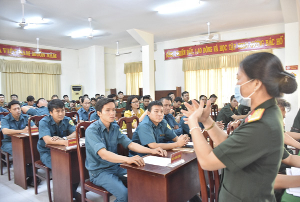 Nhân viên quân y Ban CHQS TP. Vũng Tàu hướng dẫn cán bộ, chiến sĩ đeo khẩu trang, giữ gìn vệ sinh nhằm phòng, chống dịch.