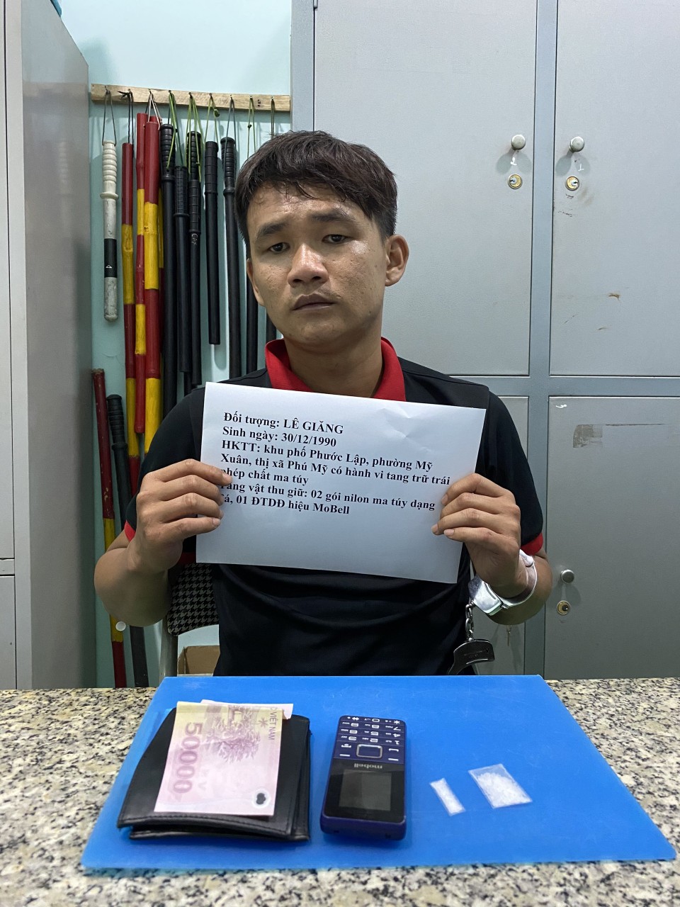 Đối tượng Lê Giăng cùng tang vật vụ án.