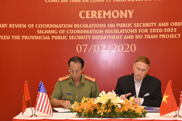 Đại tá Bùi Văn Thảo, Giám đốc Công an tỉnh và ông Michael Kelly, Chủ tịch điều hành kiêm Tổng Giám đốc Công ty, Chủ tịch Hội đồng quản trị TNHH  Dự án Hồ Tràm ký kết quy chế phối hợp bảo đảm ANTT giai đoạn 2020-2025.