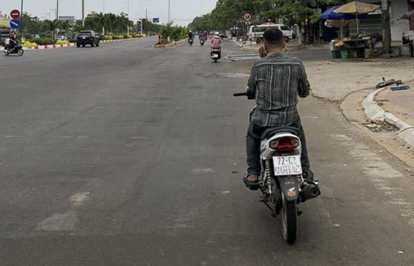 Người điều khiển xe máy nghe điện thoại di động như thế này vẫn thường bắt gặp trên đường phố.