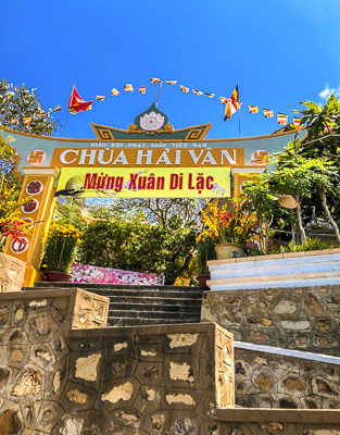 Cổng chùa Hải Vân hướng nhìn từ đường Hạ Long. 