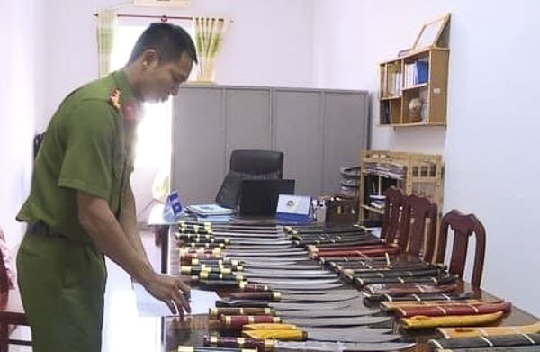 Số vũ khí thô sơ (đao, kiếm các loại) do cơ quan Công an thu giữ trong 22 kiện hàng hóa vận chuyển qua đường bưu điện gửi đến các cá nhân tại tỉnh BR-VT ngày 16/12/2019.