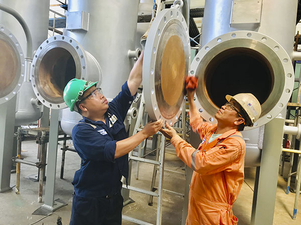 Chỉ tiêu kinh tế-xã hội của tỉnh đạt và vượt kế hoạch đề ra. Trong ảnh: Công nhân, kỹ sư Công ty TNHH Alpha ECC vệ sinh thiết bị thùng chứa dầu chuẩn bị xuất khẩu sang Hà Lan.
