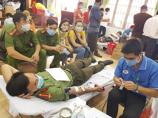 Đoàn viên, thanh niên các đơn vị tham gia Ngày hội hiến máu tình nguyện tại huyện Châu Đức ngày 10/2.