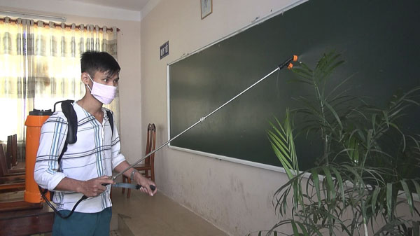 Các cơ sở giáo dục tăng cường biện pháp phòng chống Corona để chuẩn bị đón HS dự kiến sẽ đi học trở lại vào tuần tới. Trong ảnh: Nhân viên y tế tổ chức phun thuốc diệt khuẩn tại Trường THCS Nguyễn Thanh Đằng (TP. Bà Rịa). Ảnh: ĐINH HÙNG