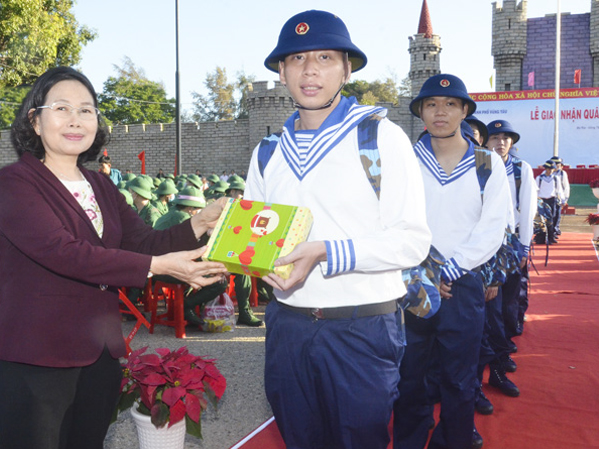 Bà Nguyễn Thị Yến, Phó Bí thư Thường trực Tỉnh ủy, Trưởng Đoàn ĐBQH tỉnh tặng quà, động viên thanh niên TP.Vũng Tàu lên đường nhập ngũ. Ảnh: ĐỨC TIỆN