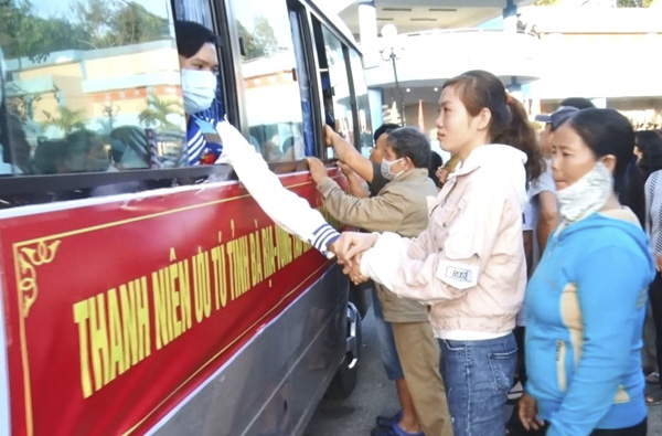 Tân binh huyện Long Điền chia tay người thân.