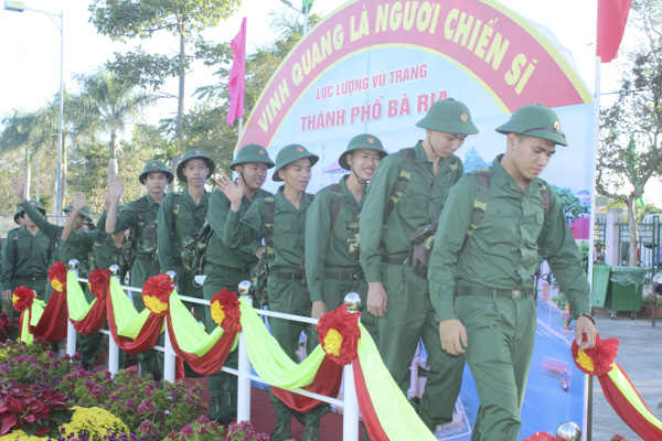 Tân binh TP.Bà Rịa bước qua cổng vinh quang lên đường thực hiện NVQS. Ảnh: MINH NHÂN