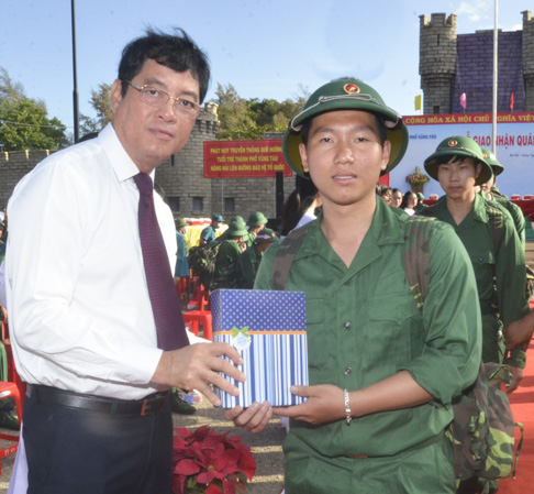 Ông Trần Đình Khoa, Ủy viên Ban Thường vụ Tỉnh ủy, Bí thư Thành ủy Vũng Tàu tặng quà, động viên thanh niên lên đường nhập ngũ. 