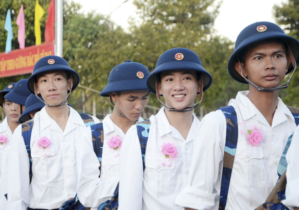 Các tân binh huyện Đất Đỏ tươi cười rạng rỡ lên đường nhập ngũ về Bộ tư lệnh Vủng Cảnh sát biển 3. 