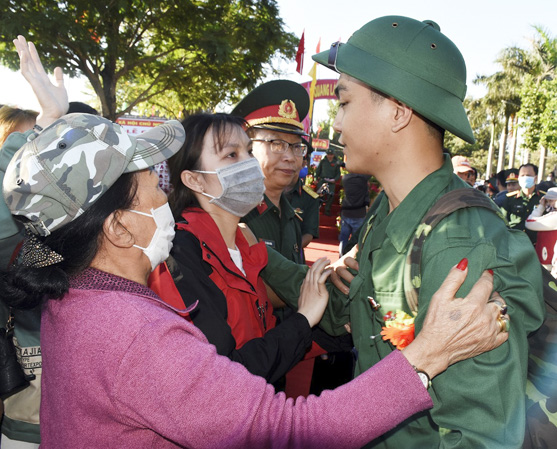 Tân binh TX.Phú Mỹ chia tay người thân.