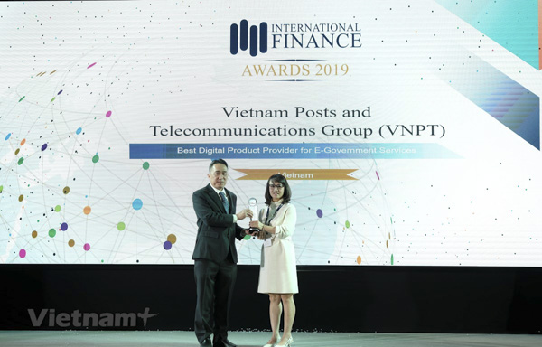 Bà Đỗ Mai Lan - Đại diện của Tập đoàn VNPT lên nhận Cup của Ban tổ chức. (Nguồn: VNP)