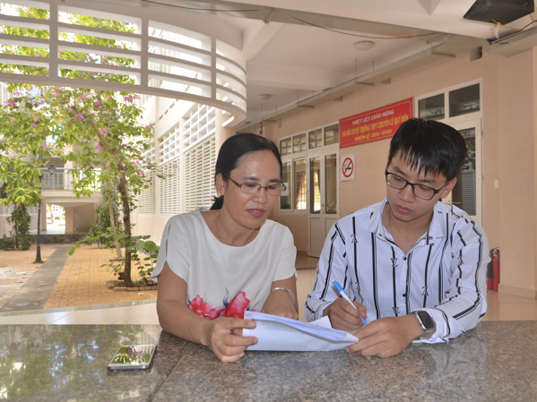 Cô Cao Mai Hương, hướng dẫn em Phạm Phương Nam ôn luyện chuẩn bị cho kỳ thi chọn đội tuyển Olympic quốc tế 2020.