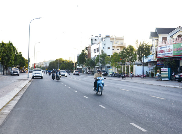Đường Phạm Hùng (TP.Bà Rịa) đã khang trang, sạch đẹp hơn sau khi hệ thống lưới điện trên tuyến đường này được ngầm hóa.  Ảnh: PHƯƠNG ANH