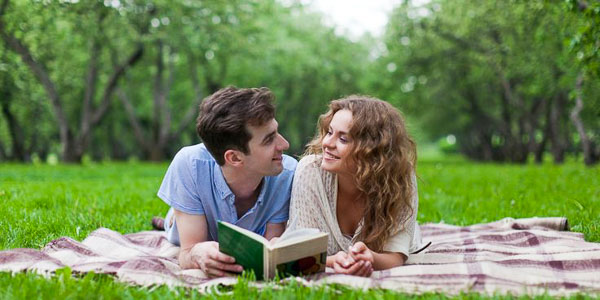 Ngày 14/2 hàng năm đã trở thành ngày trao đổi các bức thông điệp và đọc cho nhau nghe những bài thơ tình bất hủ (ảnh mang tính minh họa).
