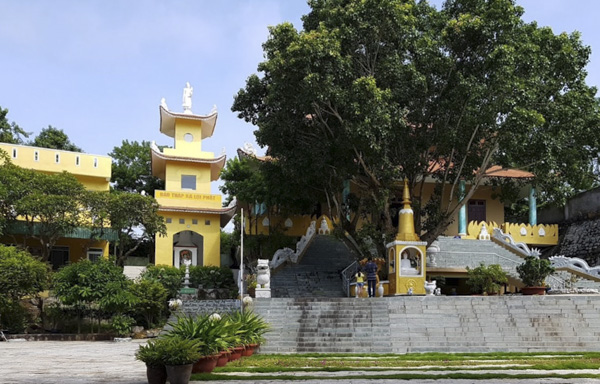 Bảo tháp xá lợi Phật và chánh điện chùa Bồ Đề dưới tán cây bồ đề  xanh mát. 