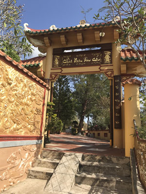 Lối vào chùa Quan Âm Các.
