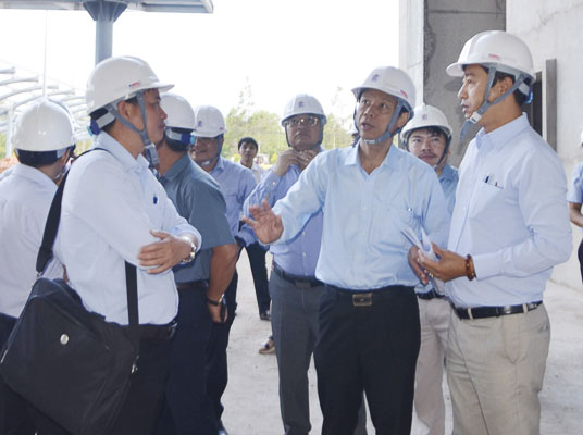 Ông Nguyễn Văn Thọ, Chủ tịch UBND tỉnh và đại diện các sở, ngành khảo sát công trình Bệnh viện đa khoa Vũng Tàu.