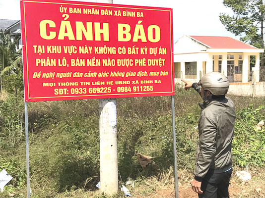 UBND xã Bình Ba dựng bảng cảnh báo tại các khu vực sốt đất  trên Quốc lộ 56 đoạn qua ấp Bình Mỹ, xã Bình Ba, huyện Châu Đức.