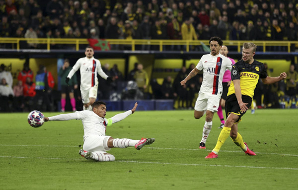 Erling Haaland hoàn tất màn trình diễn chói sáng với cú đúp vào lưới PSG.
