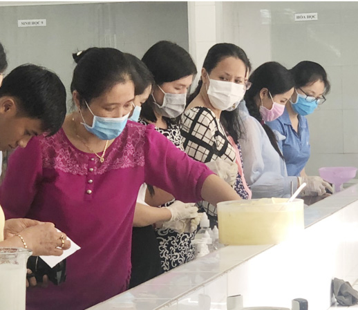 GV Trường THCS Vũng Tàu điều chế nước rửa tay sát khuẩn. Ảnh: KHÁNH CHI