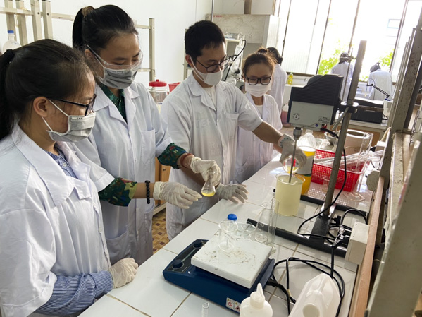 Nhóm nghiên cứu của Trường ĐH BR-VT điều chế nước rửa tay sát khuẩn. Ảnh: HOÀNG HƯỜNG