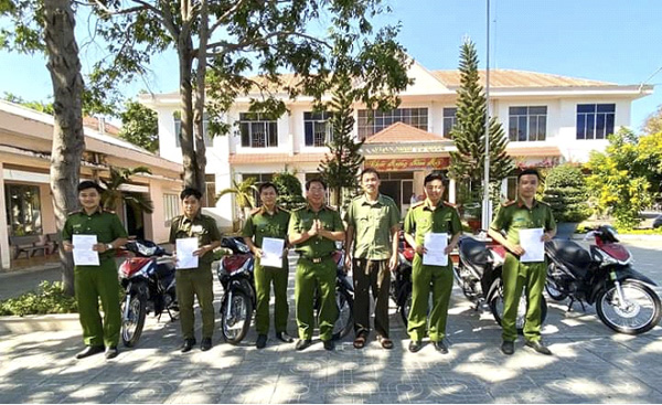 Lãnh đạo Công an huyện Đất Đỏ trao xe cho công an 6 xã trên địa bàn.