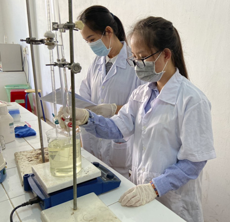 Nhóm nghiên cứu của Trường ĐH BR-VT điều chế nước rửa tay sát khuẩn. Ảnh: HOÀNG HƯỜNG