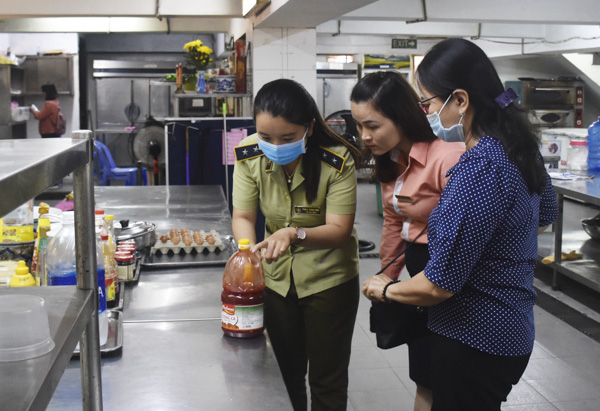 Đoàn kiểm tra khu vực bếp ăn tại nhà hàng Vườn phố.