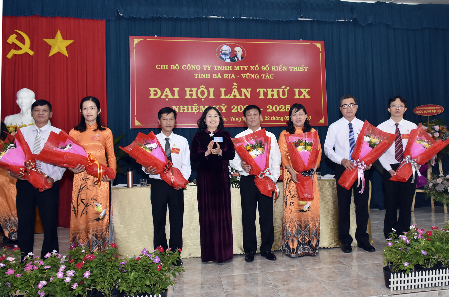 Đồng chí Nguyễn Thị Yến (thứ 4 từ trái qua), Phó Bí thư Thường trực Tỉnh ủy, Trưởng Đoàn ĐBQH tỉnh tặng hoa chúc mừng Chi ủy Chi bộ Công ty TNHH MTV Xổ số kiến thiết tỉnh nhiệm kỳ 2020-2025.