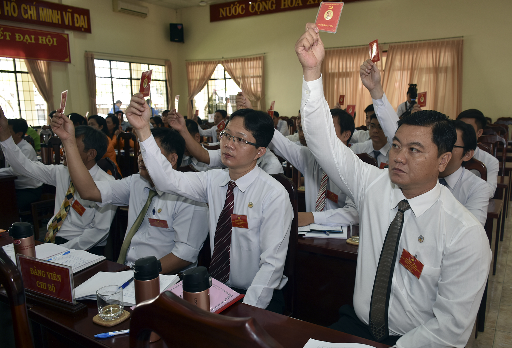 Biểu quyết thông qua Nghị quyết Chi bộ Công ty TNHH MTV Xổ số kiến thiết tỉnh nhiệm kỳ 2020-2025.