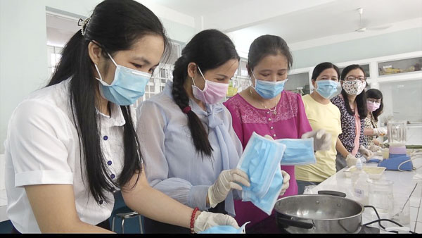 GV Trường THCS Vũng Tàu làm khẩu trang phủ muối để phòng dịch COVID-19. Ảnh: KHÁNH CHI