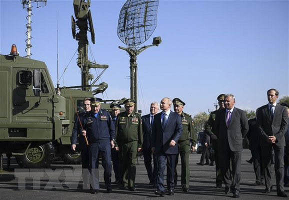 Tổng thống Vladimir Putin cùng các quan chức cấp cao quân đội Nga thăm trung tâm bay thử nghiệm quân sự ở Akhtubinsk, Nga. (Nguồn: AFP)
