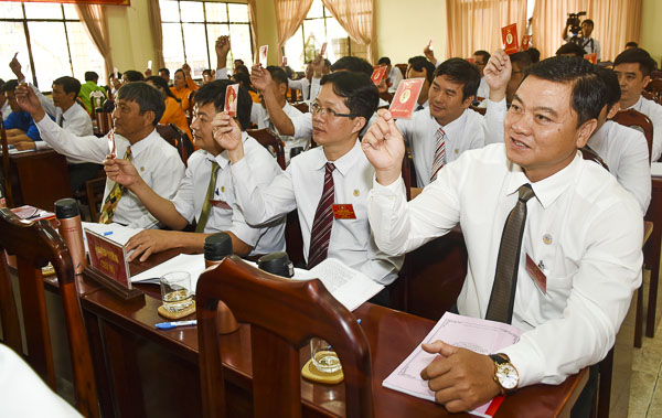 Các đại biểu biểu quyết thông qua Nghị quyết Chi bộ Công ty TNHH MTV Xổ số kiến thiết tỉnh nhiệm kỳ 2020-2025. Đây là Chi bộ được Ban Thường vụ Tỉnh ủy chọn tổ chức Đại hội điểm cấp cơ sở đầu tiên của tỉnh để rút kinh nghiệm cho các chi, đảng bộ cơ sở. Ảnh: PHÚC LƯU