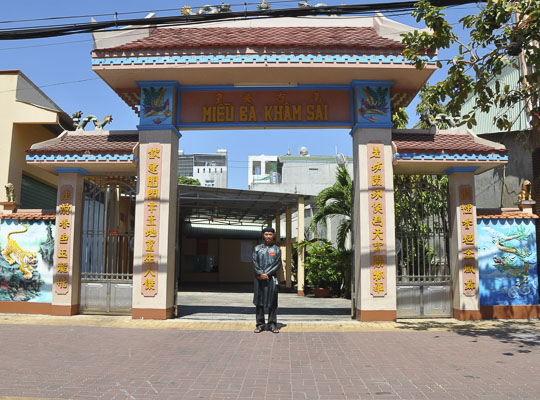 Cổng tam quan của miếu Bà Khâm Sai.