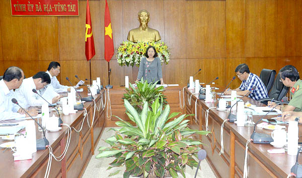 Bà Nguyễn Thị Yến, Phó Bí thư Thường trực Tỉnh ủy, phát biểu kết luận cuộc họp.