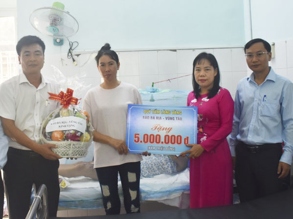 Bà Đỗ Nguyễn Hoàng Dung, Quyền Tổng biên tập Báo Bà Rịa-Vũng Tàu (thứ hai bên phải) và đại diện UBND phường 10 thăm và hỗ trợ cho hai mẹ con chị Nguyễn Thị Kiều Đông.