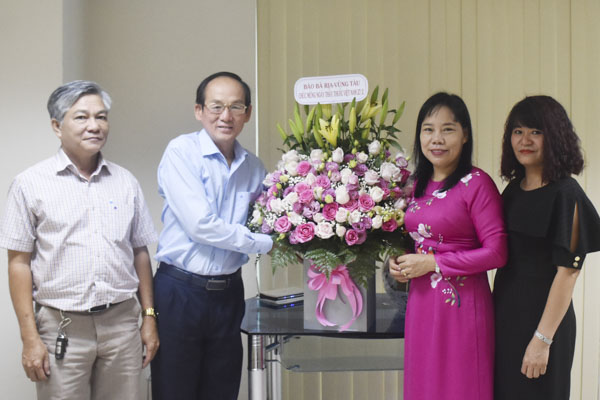 Đoàn của Báo Bà Rịa-Vũng Tàu đến thăm, chúc mừng Sở Y tế.