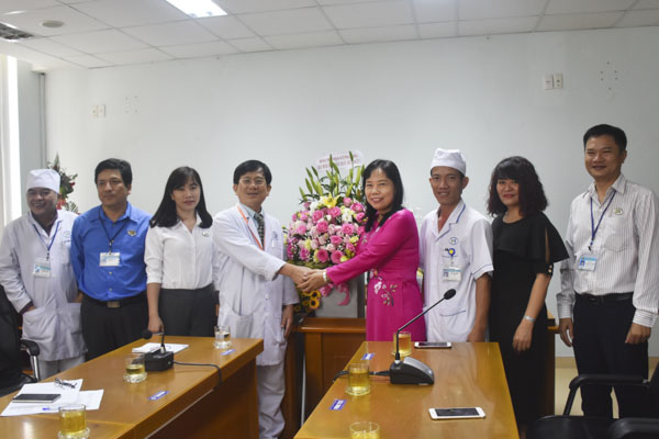 Đoàn của Báo Bà Rịa-Vũng Tàu đến thăm, chúc mừng Bệnh viện Bà Rịa.