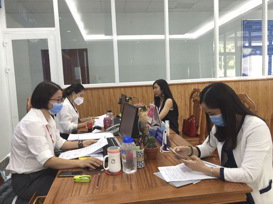 NNT đến giao dịch tại bộ phận một cửa Văn phòng Cục Thuế.