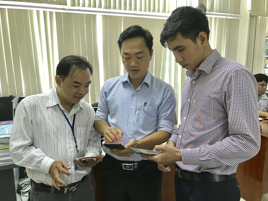 Người dân sử dụng ứng dụng quy hoạch đất đai trên điện thoại do Sở TN-MT cung cấp.