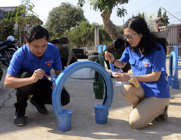 ĐVTN tham gia thực hiện công trình thanh niên.