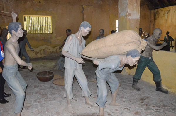 Những hình ảnh tái hiện lao động khổ sai của người tù dưới sự tra tấn của cai ngục tại Nhà tù Côn Đảo. Ảnh: MỸ LƯƠNG